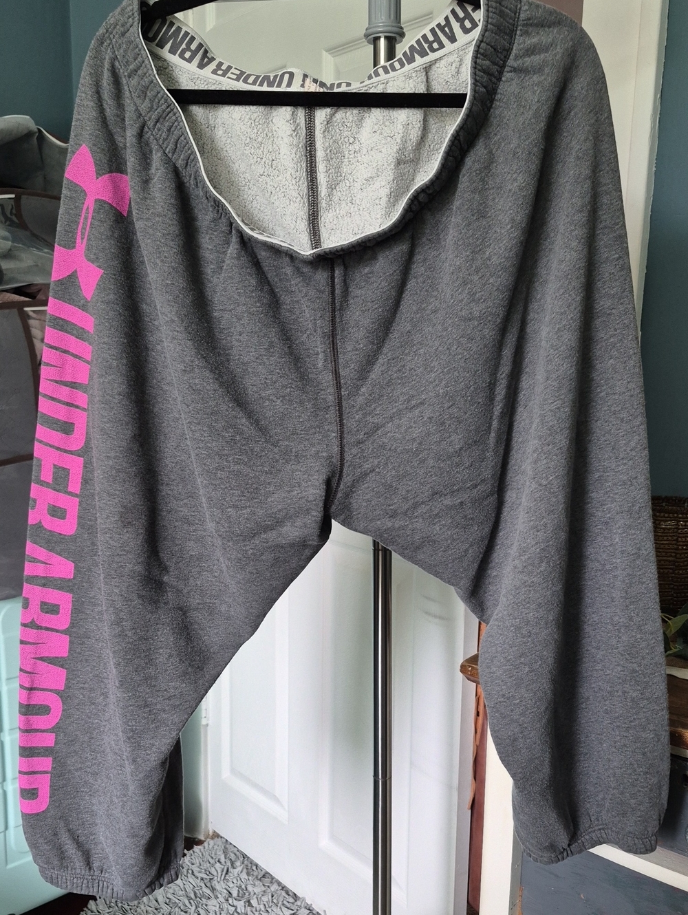 Under Armour Gray Sweatpants with Pink Side Logo Sz XL